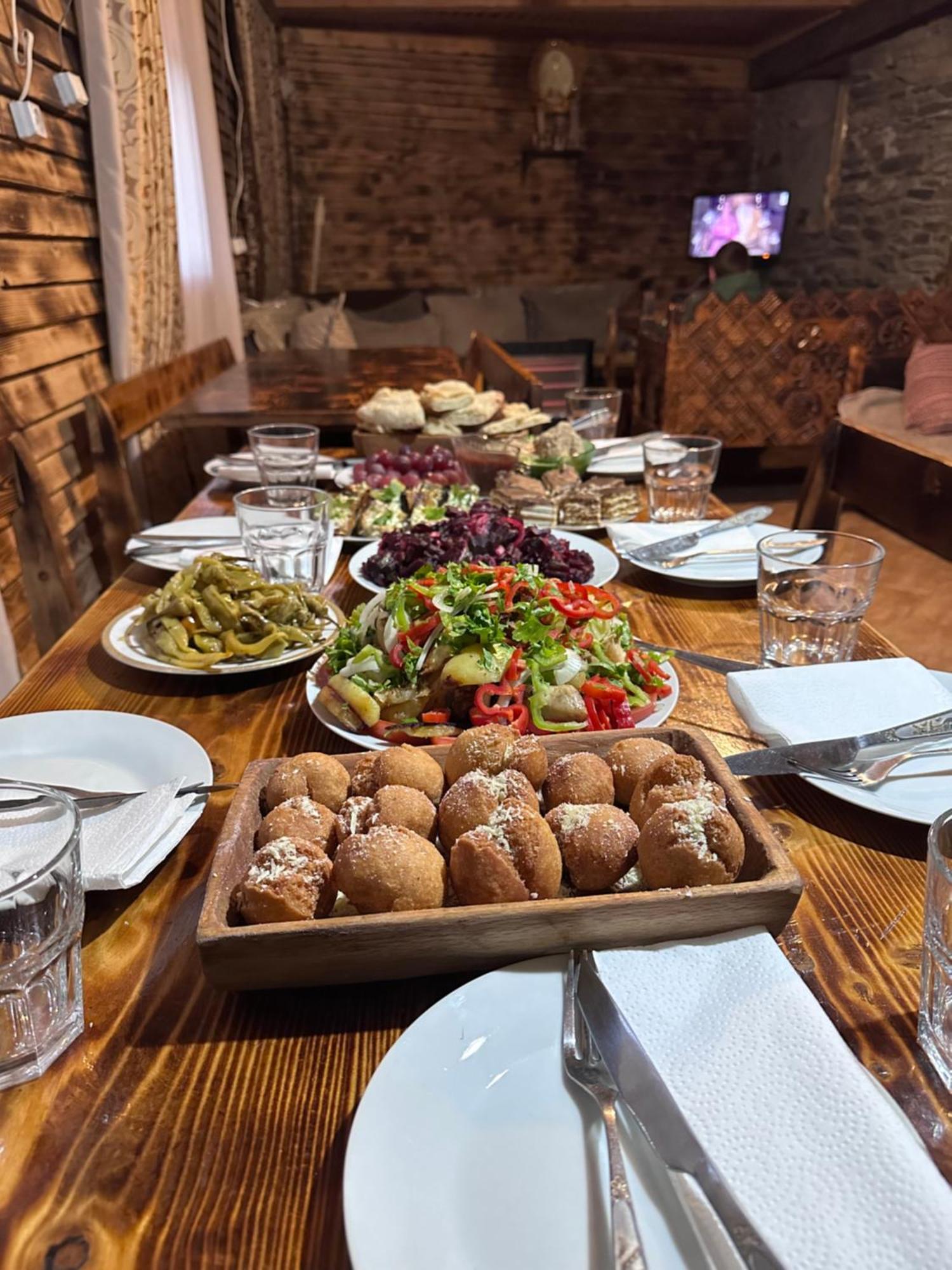 Old House Hotel Ushguli Exterior foto