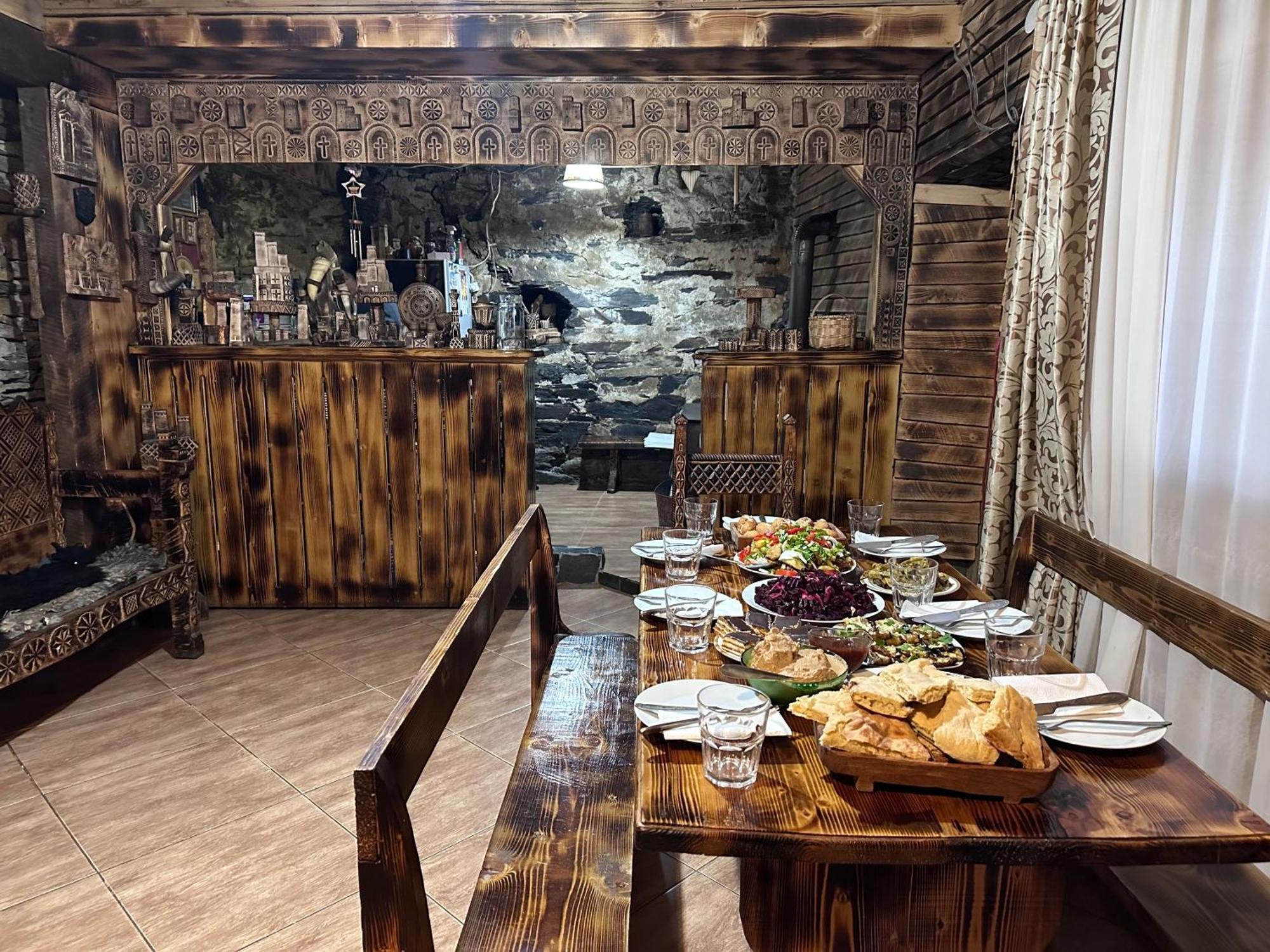 Old House Hotel Ushguli Exterior foto