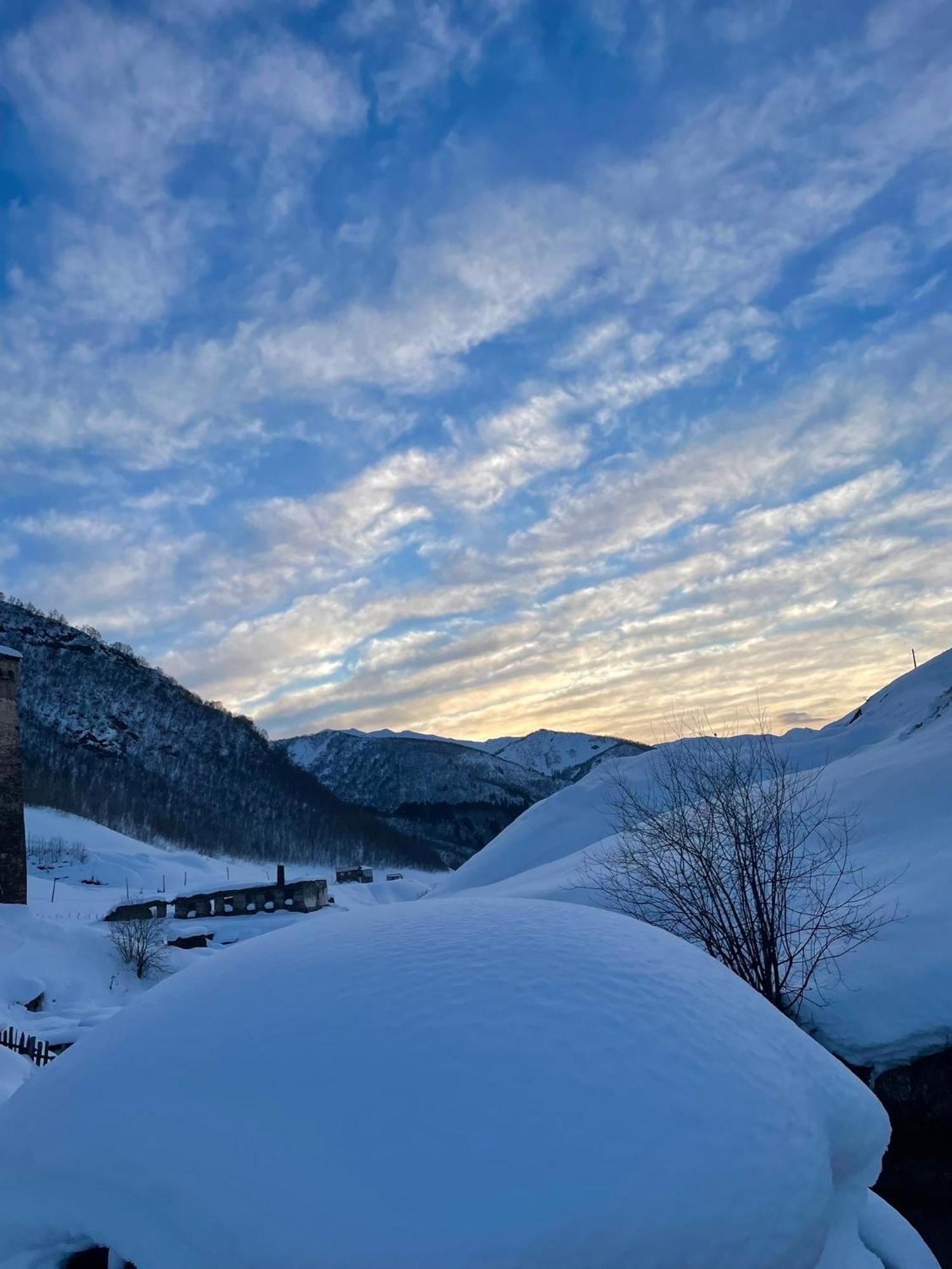 Old House Hotel Ushguli Exterior foto
